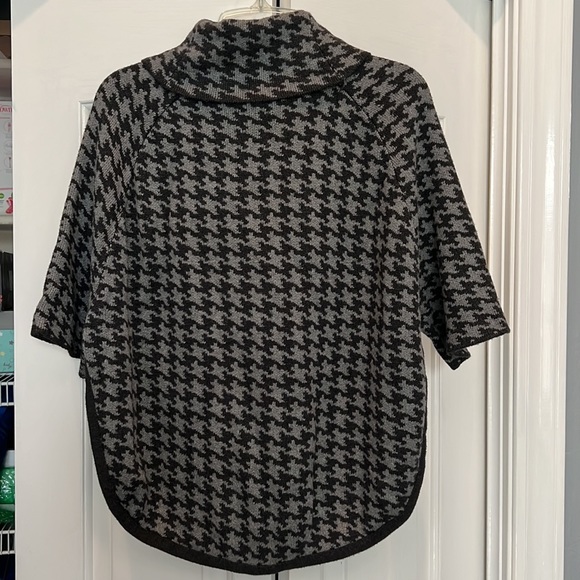 🧣☁️ Loft Outlet Houndstooth Cape ☁️🧣 - Picture 5 of 6